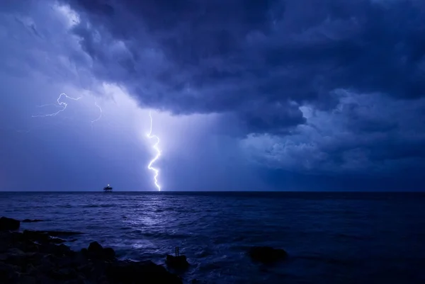 Uma Frente Tempestade Com Chuva Relâmpagos Curvos Atingindo Mar Perto — Fotografia de Stock