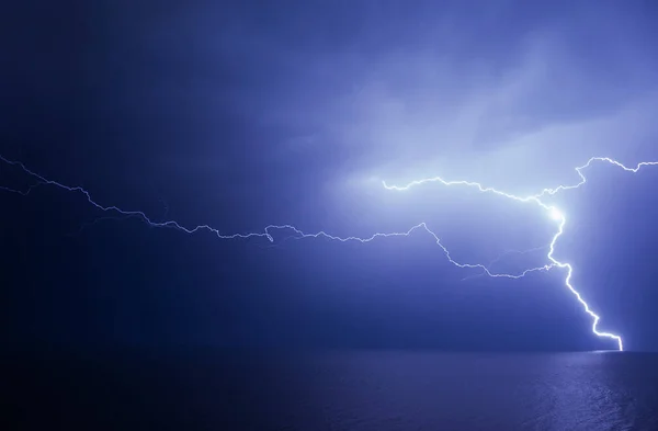 Enorme Raio Sobre Mar — Fotografia de Stock