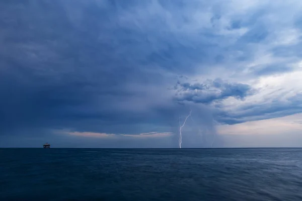 Relâmpago Diurno Com Chuva Nuvens Escuras Sobre Mar Negro — Fotografia de Stock