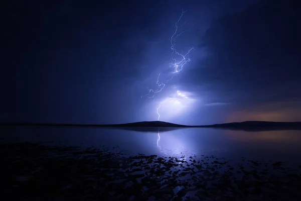 Tuzlu göl üzerinde yansımalı gece fırtınası