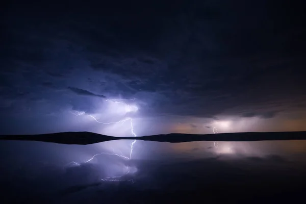 Orage Nocturne Sur Lac Salé Avec Réflexion — Photo