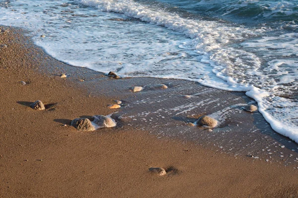 Ein Sandstrand Mit Kieselsteinen Und Einer Schäumenden Welle Der Schwarzmeerküste — Stockfoto