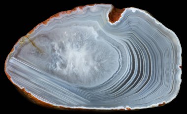 Siyahın merkez kısmında kuvars bulunan agate jeotunun slise 'si. Rusya, Kemerovo bölgesi