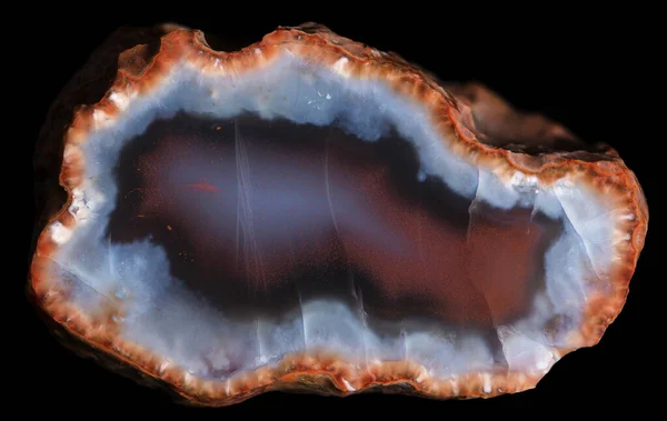 Fatia Geode Com Calcedônia Vermelha Azul Cristais Zeólito Vermelho Periferia — Fotografia de Stock