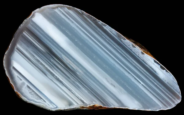 Siyah üzerine paralel katmanlı agat jeot dilimi. Rusya, Kemerovo bölgesi