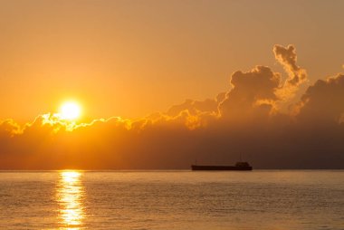 Şafakta Karadeniz 'de mavna