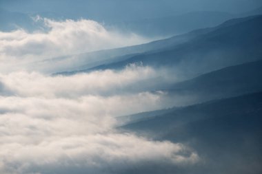 Sisli tepelere sis geliyor.