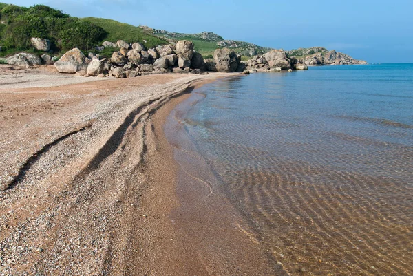 Azov Denizi kıyısında ıssız bir sahil.
