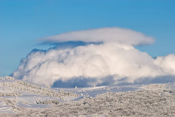 Uma Grande Nuvem Pitoresca Sobre Terras Altas Congeladas Inverno — Fotografia de Stock