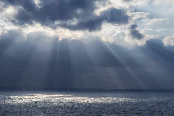 Rayos Sol Través Las Nubes Sobre Mar — Foto de Stock