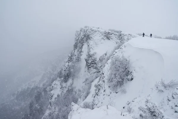 Deux Voyageurs Rendent Sommet Une Montagne Dans Une Chute Neige — Photo