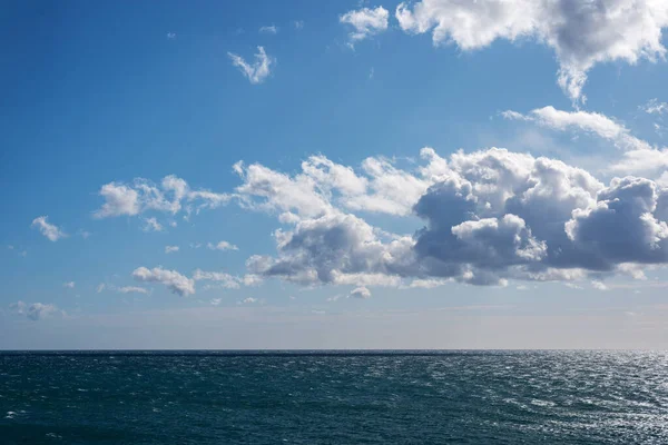 Weiße Wolken Über Einem Abgehackten Meer Einem Sonnigen Tag — Stockfoto