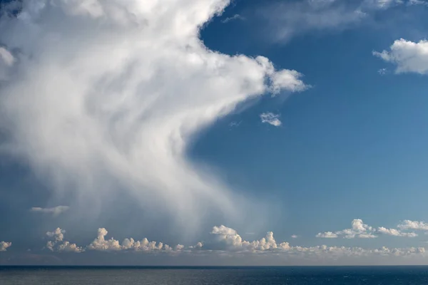 Grande Nuvem Cirro Branco Sobre Mar Céu Azul — Fotografia de Stock