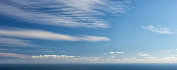 Varias Nubes Blancas Cielo Azul Sobre Mar Panorámicas Alta Resolución — Foto de Stock