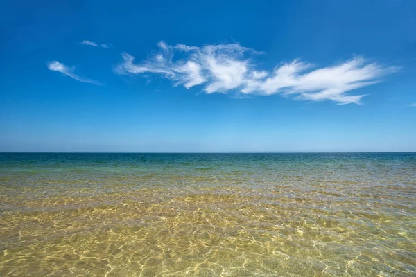 Transparentes Meer Mit Einer Weißen Wolke Hintergrund — Stockfoto