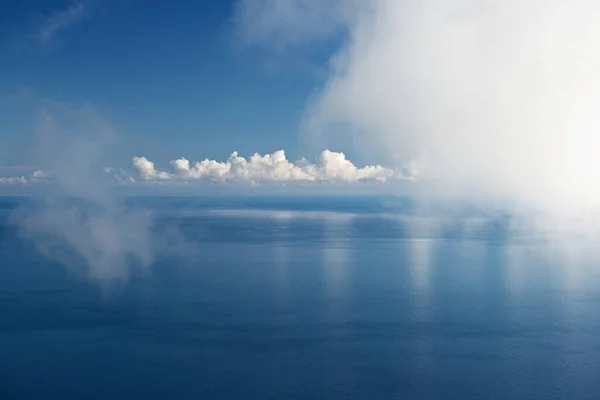 Nuage Blanc Sur Mer Bleue Avec Réflexion — Photo