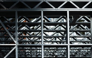 Bitmemiş küçük bir konut binasının metal iskeletinin soyut dokusu