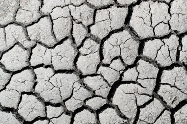 Üst kattaki çatlamış çamurun detaylı görünümü
