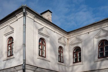 Geleneksel Rus tarzında 18. yüzyıldan kalma eski bir binanın ön cephesi.