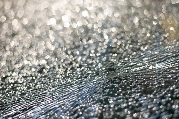 Zerbrochene Glasstruktur Mit Selektivem Fokus Und Glitzerndem Bokeh Hintergrund — Stockfoto