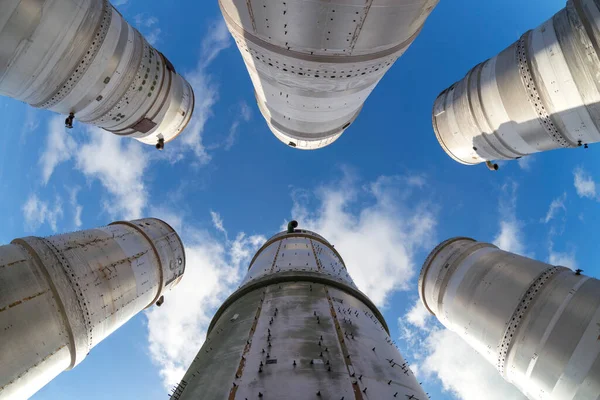 Mavi gökyüzündeki beyaz bulutlu birleşik borular