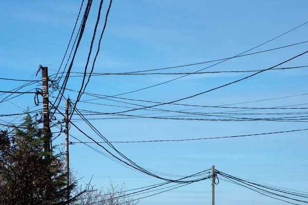 Neuspořádaně Položené Elektrické Dráty Kovové Podpěry Modrým Pozadím Oblohy — Stock fotografie