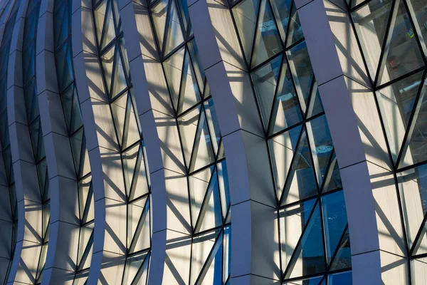 Fragmento Edifício Moderno Com Linhas Curvas Feitas Vidro Metal — Fotografia de Stock