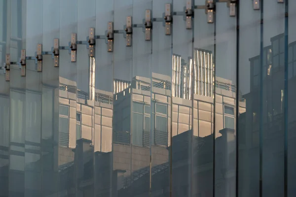 Reflexão Telhado Com Tubos Metal Fachada Vidro Edifício Moderno — Fotografia de Stock