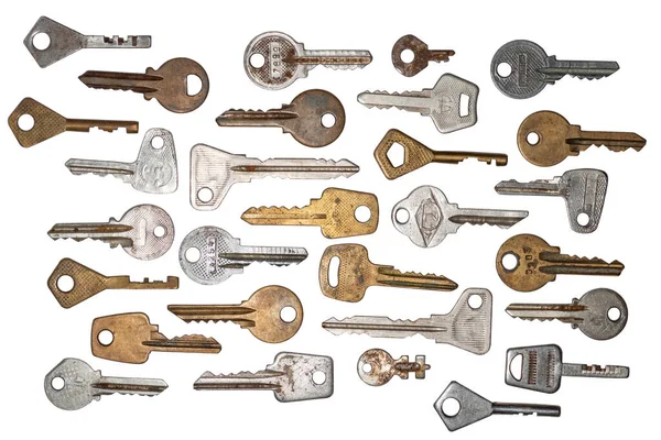 Yirminci yüzyıldan kalma çeşitli pirinç ve çelik anahtarlar beyaz üzerine izole edilmiş.