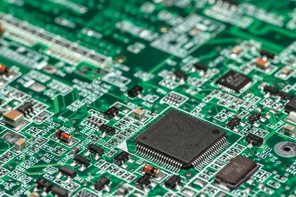 Boş bir çip üzerine seçici odaklı yeşil bilgisayarlı devre kartının makro resmi