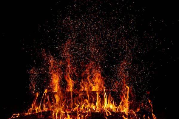 กการเผาไหม ในไฟท ประกายไฟหลายในเวลากลางค — ภาพถ่ายสต็อก
