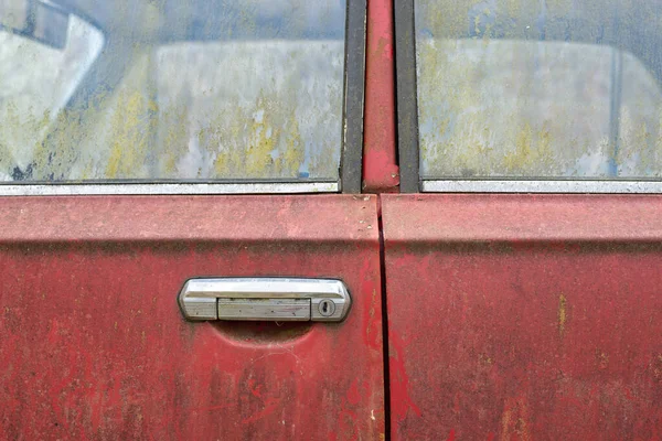 Boční Pohled Fragment Starého Červeného Auta Klikou Špinavými Okny — Stock fotografie