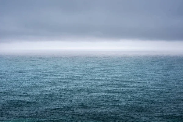 Минималистический Вид Море Рябью Темно Серым Небом — стоковое фото