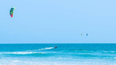 Güneşli bir günde Tayland Hua hin uçurtması