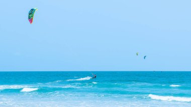 Güneşli bir günde Tayland Hua hin uçurtması