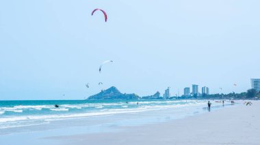 Güneşli bir günde Tayland Hua hin uçurtması