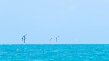 Güneşli bir günde Tayland Hua hin uçurtması