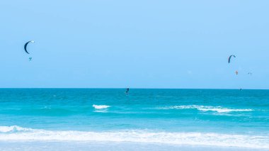 Güneşli bir günde Tayland Hua hin uçurtması