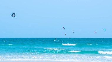 Güneşli bir günde Tayland Hua hin uçurtması
