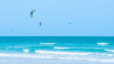 Güneşli bir günde Tayland Hua hin uçurtması
