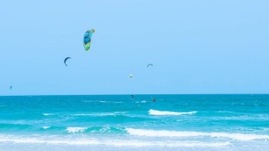 Güneşli bir günde Tayland Hua hin uçurtması