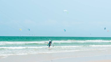 Güneşli bir günde Tayland 'ın Hua hin şehrinde uçurtma.
