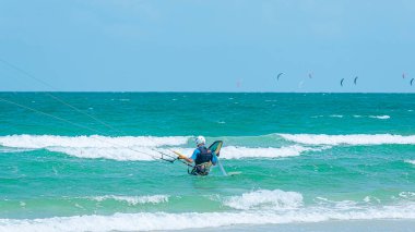 Güneşli bir günde Tayland 'ın Hua hin şehrinde uçurtma.