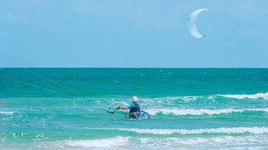 Güneşli bir günde Tayland 'ın Hua hin şehrinde uçurtma.