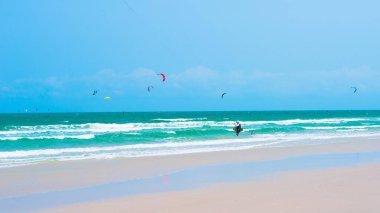 Güneşli bir günde Tayland 'ın Hua hin şehrinde uçurtma.