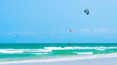 Güneşli bir günde Tayland 'ın Hua hin şehrinde uçurtma.