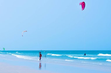 Güneşli bir günde Tayland 'ın Hua hin şehrinde uçurtma.