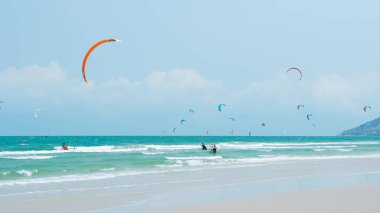 Güneşli bir günde Tayland 'ın Hua hin şehrinde uçurtma.