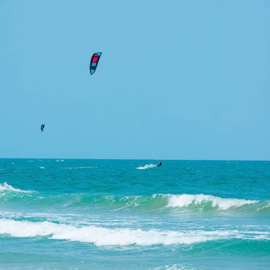 Güneşli bir günde Tayland 'ın Hua hin şehrinde uçurtma.