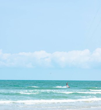 Güneşli bir günde Tayland Hua hin uçurtması